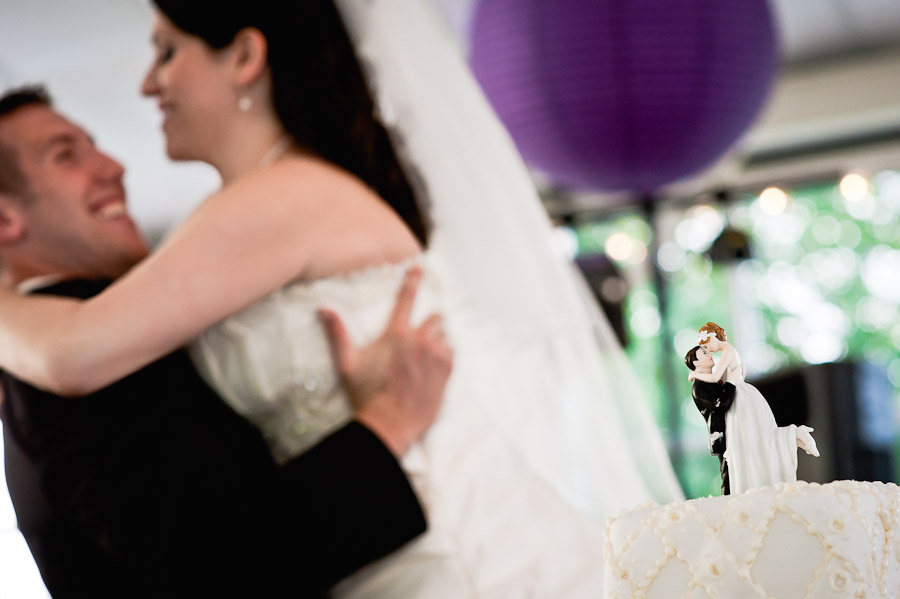 funny pick of bride and groom and cake topper 