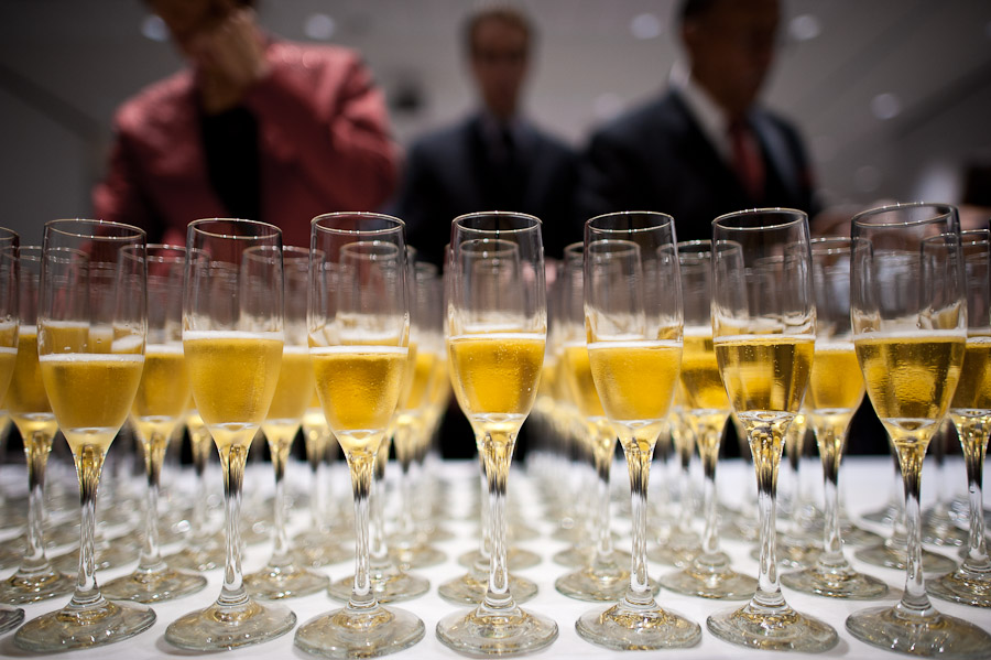 funny wedding photo of people getting drinks