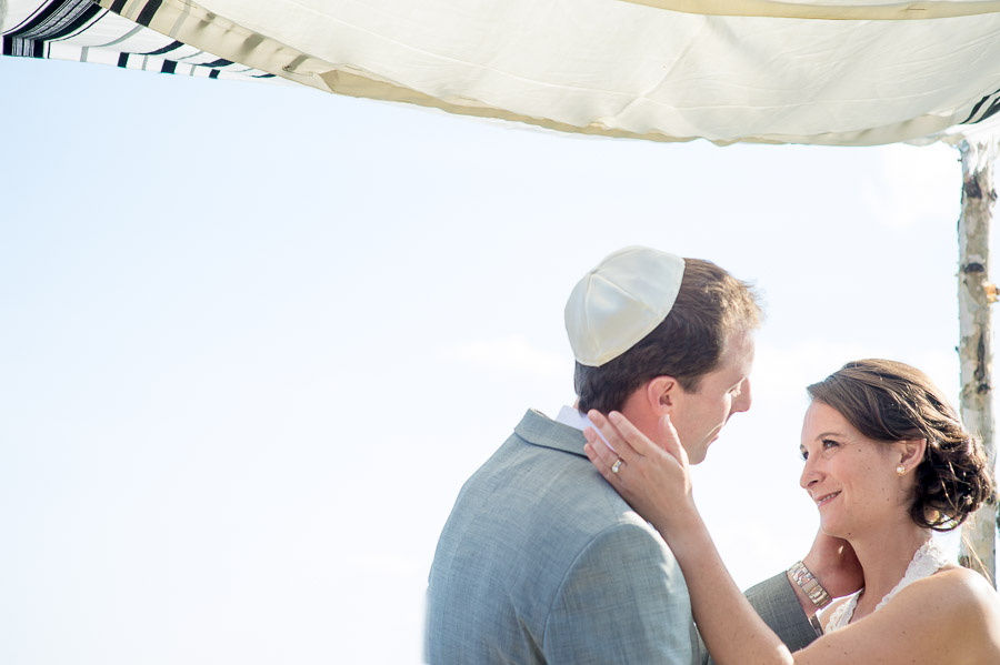 romantic first kiss under chuppah at wintergreen resort wedding